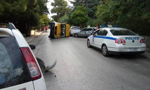 Ανατροπή σχολικού λεωφορείου στα Βριλήσσια (pics)