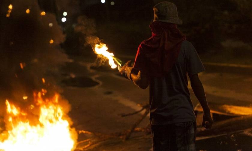 «Φωτιά» παίρνει ξανά η Βενεζουέλα: Νέες συγκρούσεις διαδηλωτών με την αστυνομία - Ένας νεκρός (Pics)