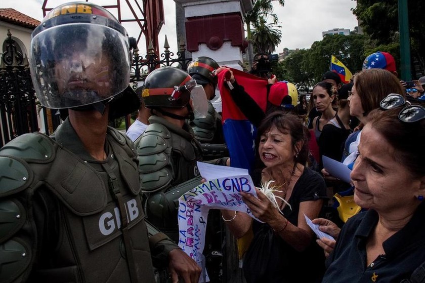 «Φωτιά» παίρνει ξανά Βενεζουέλα: Νέες συγκρούσεις διαδηλωτών με την αστυνομία - Ένας νεκρός