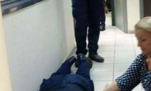 Σοκ: Δικηγόρος έκανε τόπι στο ξύλο δύο αστυνομικούς στην Ευελπίδων (photos)