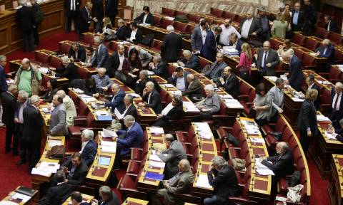 Βουλή: Ψηφίζεται το τέταρτο μνημόνιο που αλλάζει τη ζωή των Ελλήνων