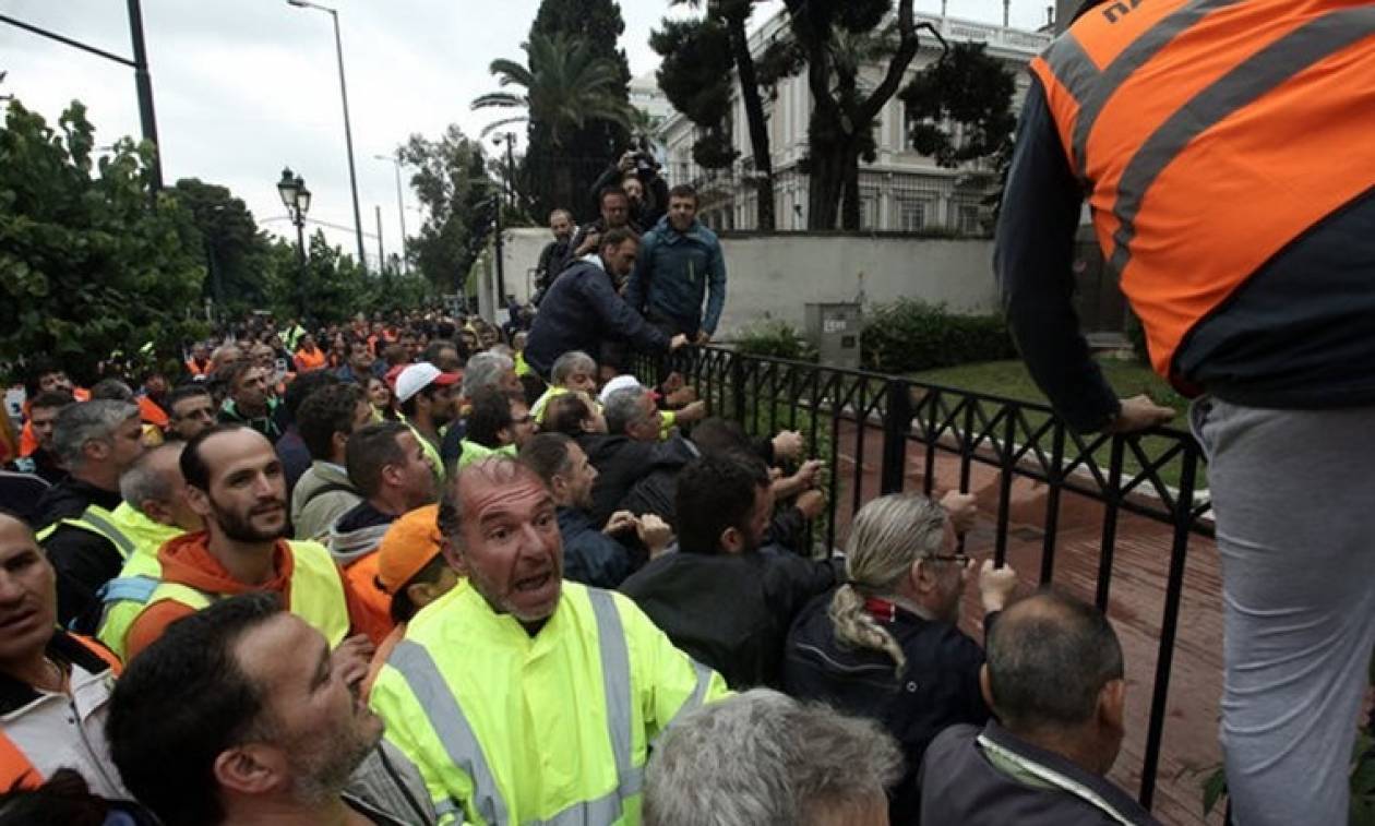 Επεισόδια στο Διοικητικής Μεταρρύθμισης: Συμβασιούχοι προσπάθησαν να μπουν στο κτήριο