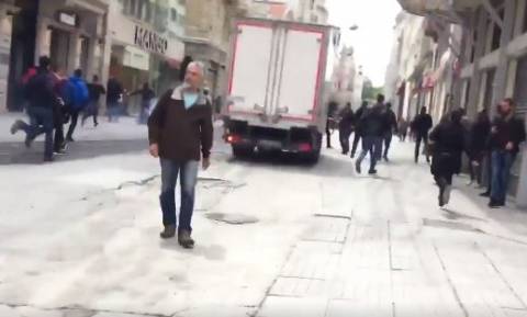 Επεισόδια Κωνσταντινούπολη - Ολυμπιακός: Δείτε βίντεο από τις συμπλοκές και τα μαχαιρώματα