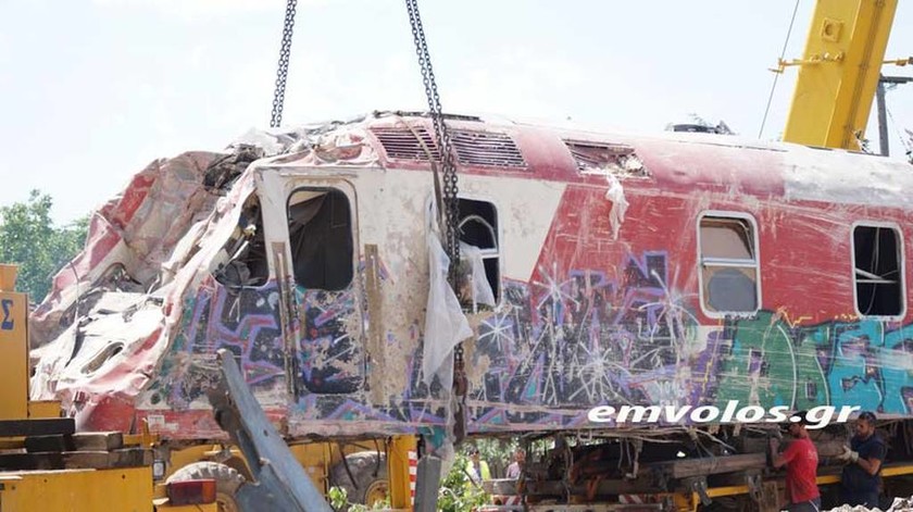 Εκτροχιασμός τρένου: Ο επίλογος της σιδηροδρομικής τραγωδίας - Ανασύρθηκε η μοιραία μηχανή (vid)
