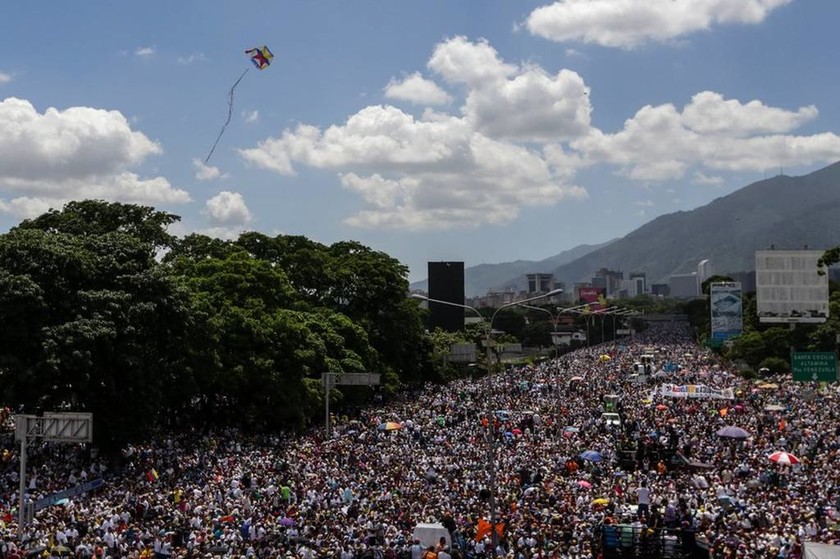 «Φωτιά» παίρνει ξανά η Βενεζουέλα: Με αμείωτη ένταση για 50η μέρα οι διαδηλώσεις κατά του Μαδούρο