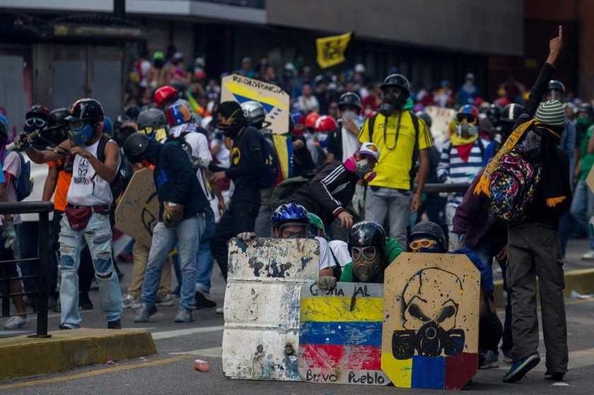 «Φωτιά» παίρνει ξανά η Βενεζουέλα: Με αμείωτη ένταση για 50η μέρα οι διαδηλώσεις κατά του Μαδούρο