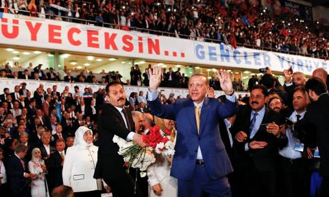 Ο Ερντογάν απόλυτος ηγέτης και πάλι στο κόμμα AKP που ο ίδιος ίδρυσε (Vid)