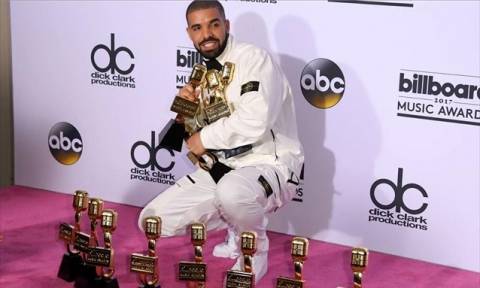 Βραβεία Billboard: Τα πήρε όλα και... έφυγε ο Drake! (vids)