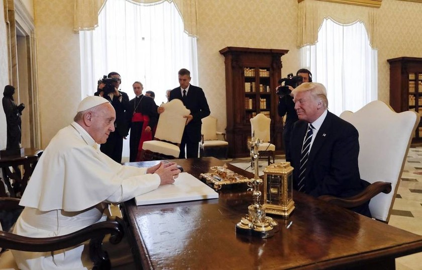 Στο Βατικανό ο Τραμπ: Η εγκάρδια χειραψία με τον Πάπα Φραγκίσκο (pics)