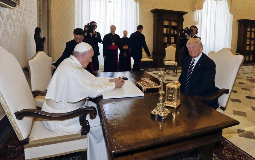 Στο Βατικανό ο Τραμπ: Η εγκάρδια χειραψία με τον Πάπα Φραγκίσκο (pics)