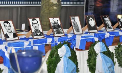 Συγκλονίζουν οι συγγενείς των νεκρών στρατιωτών της ΕΛΔΥΚ μετά τον επαναπατρισμό των λειψάνων τους