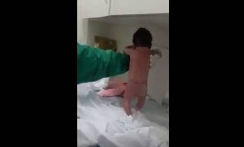 Viral video: Αδιανόητο - Βρέφος περπατάει λίγα μόλις λεπτά μετά τη γέννηση του
