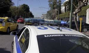 Θρίλερ με κρατούμενο στη Θεσσαλονίκη - Άρπαξε όπλο αστυνομικού και αυτοπυροβολήθηκε