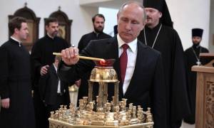 H προσευχή του Πούτιν στο Παρίσι (pics)