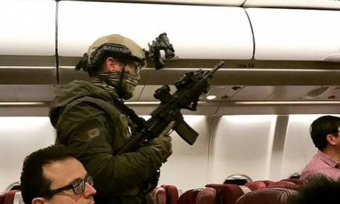 Τρόμος στον αέρα: Αεροπειρατής απειλούσε να ανατινάξει αεροπλάνο - Δείτε συγκλονιστικές φωτογραφίες