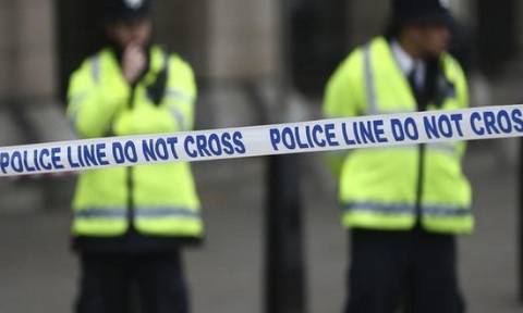 Απήγγειλαν κατηγορίες για τρομοκρατία σε άνδρα που συνελήφθη στη Βρετανία