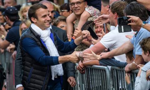 Εκλογές Γαλλία: Πανηγυρική υποδοχή επεφύλαξαν οι πολίτες στον πρόεδρο Μακρόν