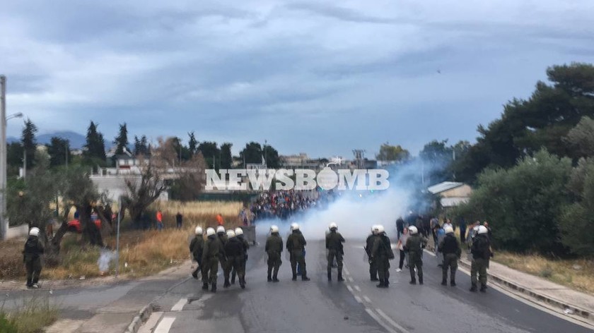 ΕΚΤΑΚΤΟ: Επεισόδια στο Μενίδι – Έπεσαν δακρυγόνα στην πορεία για τον νεκρό μαθητή