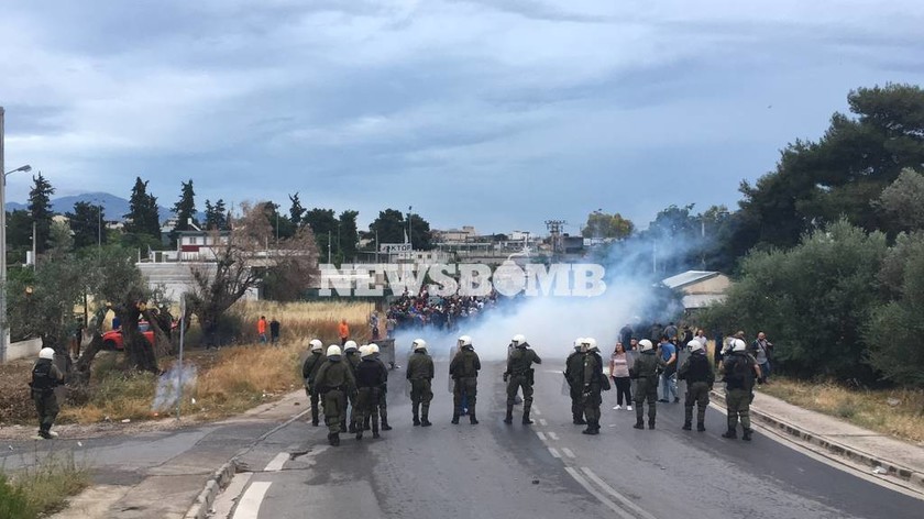 ΕΚΤΑΚΤΟ: Επεισόδια στο Μενίδι – Έπεσαν δακρυγόνα στην πορεία για τον νεκρό μαθητή