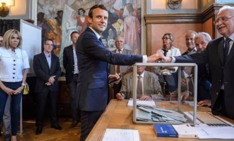 Εκλογές Γαλλία: Συντριπτική νίκη Μακρόν στον πρώτο γύρο