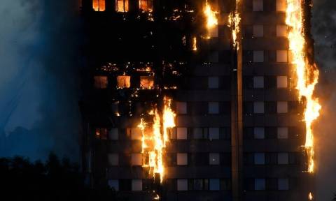 Grenfell Tower - Φωτιά Λονδίνο: Δείτε LIVE εικόνα από τον φλεγόμενο ουρανοξύστη