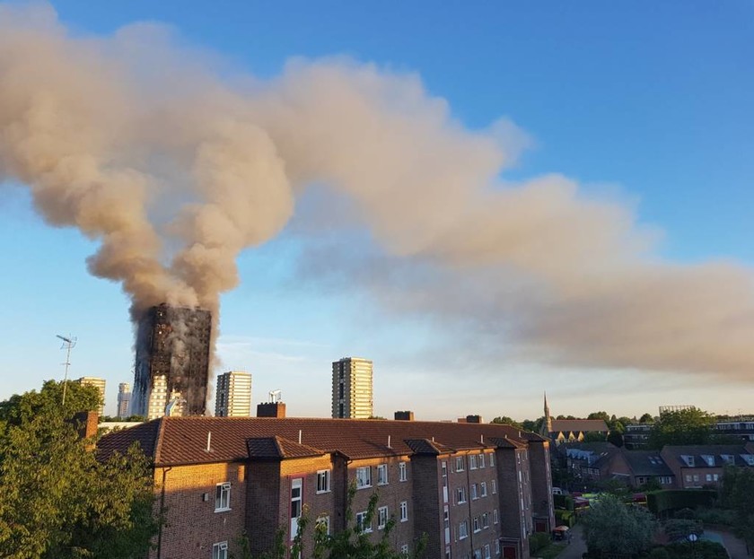 Φωτιά Λονδίνο: Εικόνες ΣΟΚ από τη μεγάλη πυρκαγιά στο κτήριο Grenfell Tower (pics)