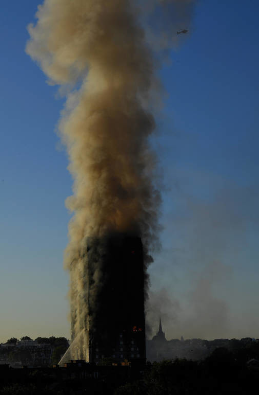 Φωτιά Λονδίνο: Εικόνες ΣΟΚ από τη μεγάλη πυρκαγιά στο κτήριο Grenfell Tower (pics)