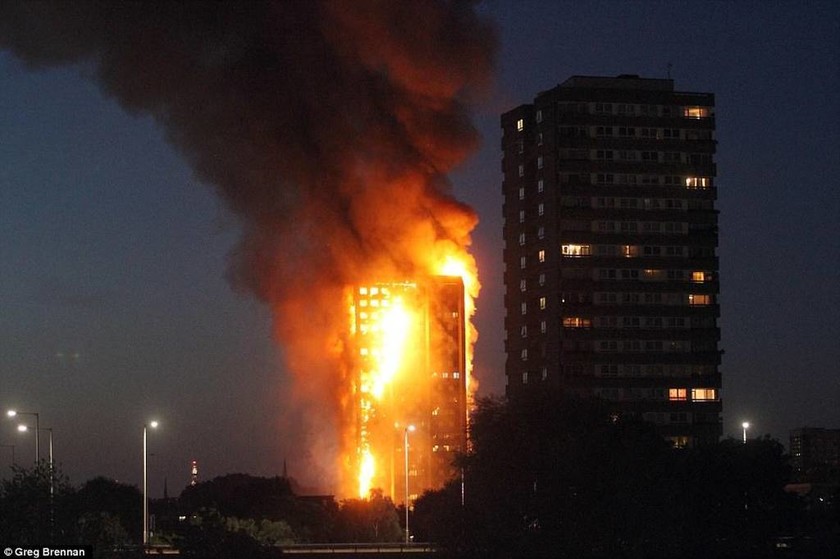 Φωτιά Λονδίνο: Εικόνες 11ης Σεπτεμβρίου - Άνθρωποι έπεφταν από τα παράθυρα για να σωθούν