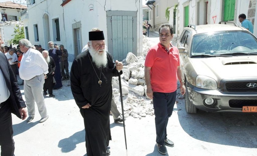 Σεισμός Μυτιλήνη: Στο πλευρό των σεισμοπαθών ο αρχιεπίσκοπος Ιερώνυμος (pics)