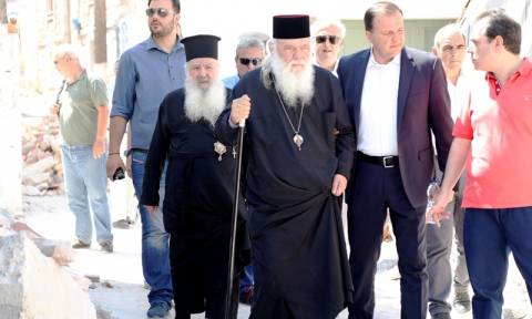 Σεισμός Μυτιλήνη: Στο πλευρό των σεισμοπαθών ο Αρχιεπίσκοπος Ιερώνυμος (pics)