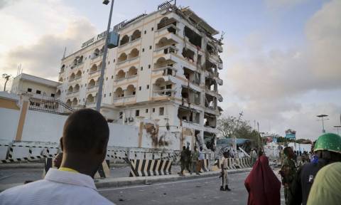 Σομαλία: Επίθεση της αλ Σεμπάμπ σε ξενοδοχείο του Μογκαντίσου με νεκρούς και ομήρους