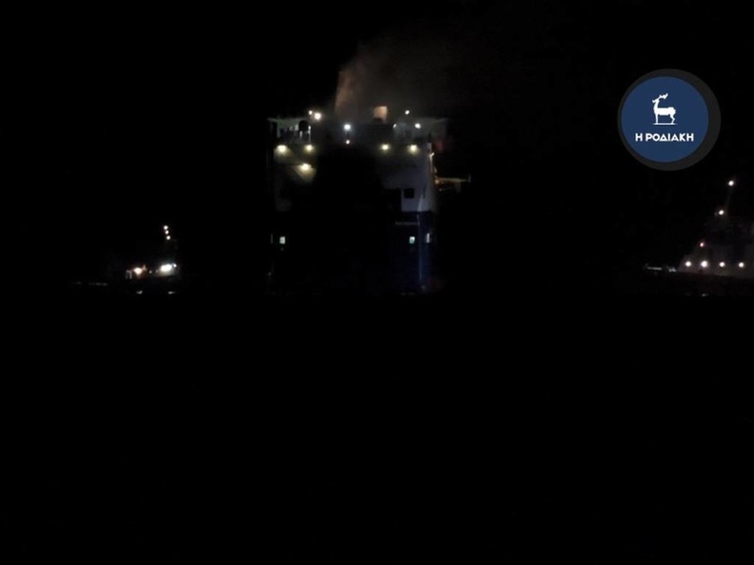 Έσβησε η φωτιά στο οχηματαγωγό πλοίο «MED STAR» (pics)
