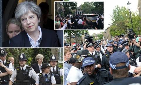 Βρετανία: Αποδοκιμασίες στη Μέι - Aποχώρησε με αστυνομική συνοδεία (pics+vid)