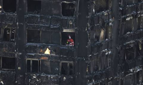 «Θαύμα» μέσα στα αποκαΐδια: Σώοι εντοπίστηκαν πέντε αγνοούμενοι του Grenfell Tower