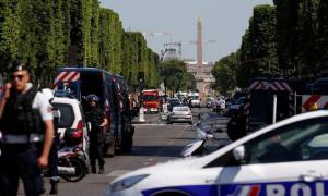Συναγερμός στο Παρίσι: Αυτοκίνητο έπεσε πάνω σε βαν της αστυνομίας στα Ηλύσια Πεδία (pics+vid)