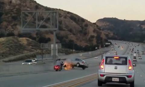 Απίστευτο τροχαίο: Αυτοκίνητο ντεραπάρει μετά από εν κινήσει… κλωτσιά μοτοσικλετιστή! (vid)