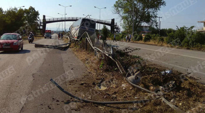 Τρόμος στην εθνική οδό Πατρών-Πύργου: Τουριστικό λεωφορείο σάρωσε τα πάντα στο πέρασμά του (pics)
