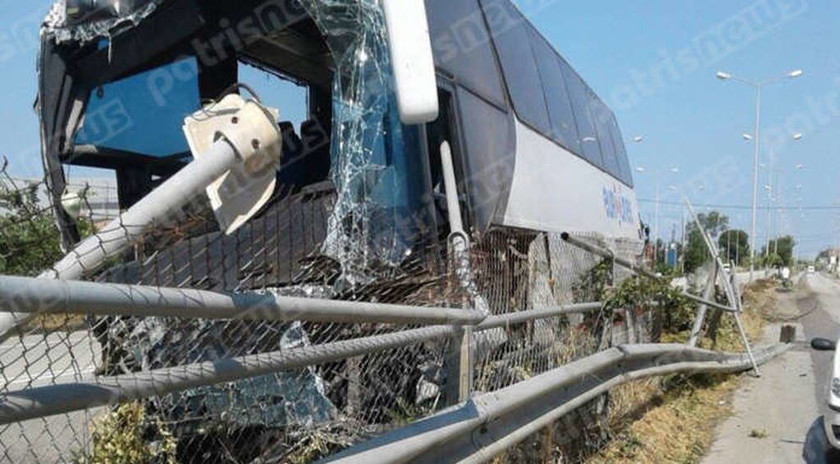 Τρόμος στην εθνική οδό Πατρών-Πύργου: Τουριστικό λεωφορείο σάρωσε τα πάντα στο πέρασμά του (pics)