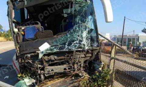 Τρόμος στην Εθνική Οδό Πατρών-Πύργου: Τουριστικό λεωφορείο σάρωσε τα πάντα στο πέρασμά του (vid)