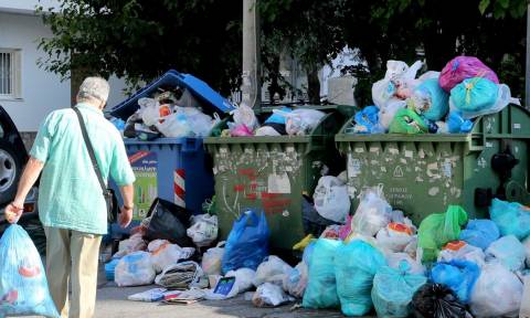 ΠΟΕ - ΟΤΑ: Συνεχίζουν τις κινητοποιήσεις οι εργαζόμενοι στους δήμους - Χάος με τα σκουπίδια