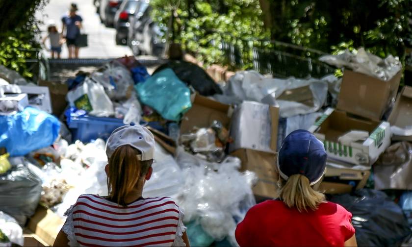 Εν μέσω καύσωνα μαζεύουν τα σκουπίδια – Σε τρεις μέρες θα καθαρίσει η Αθήνα