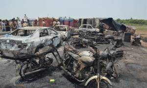 Πακιστάν: Πάνω από 190 άνθρωποι κάηκαν ζωντανοί μετά από ανατροπή βυτιοφόρου