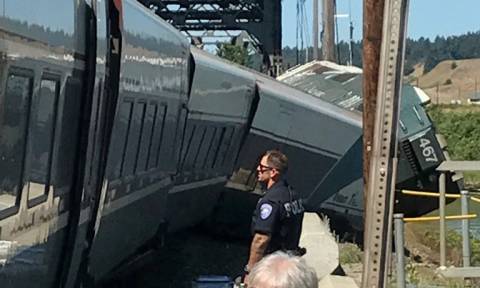 Τρόμος στις ράγες: Εκτροχιάστηκε τρένο στη Ουάσινγκτον των ΗΠΑ (Pics+Vid)