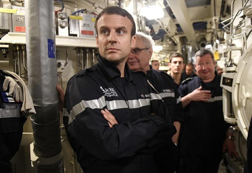 Γαλλία: Ο Μακρόν σε ρόλο... κομάντο - Κρεμάστηκε από σχοινιά και μπήκε σε υποβρύχιο (pics)