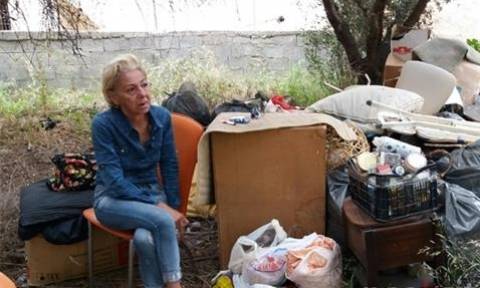 Σοκ στην Κρήτη: Έμεινε στο δρόμο και τώρα ζει και κοιμάται σε ένα χωράφι (pics+vids)