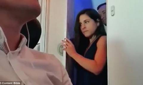 Επιβάτης αεροπλάνου κατέγραψε ζευγάρι στην κάμερα να... ερωτοτροπεί στις τουαλέτες (video)