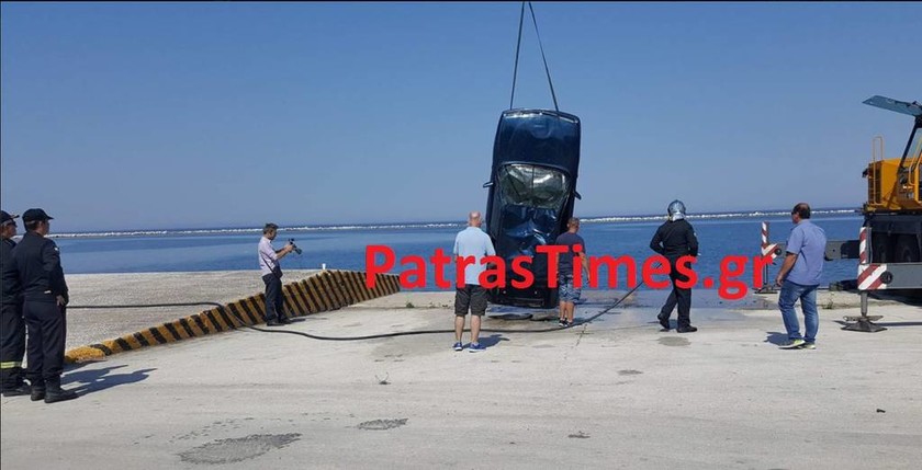 «Βουτιά» θανάτου στο λιμάνι της Πάτρας: «Μας κοιτούσε ενώ βούλιαζε με το αυτοκίνητο» (pics&vids)