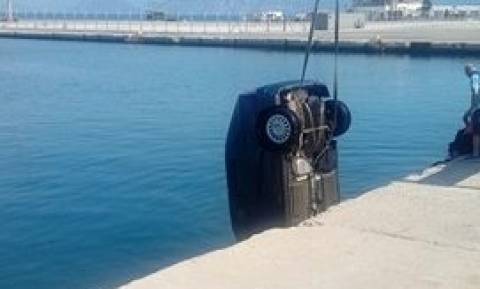 «Βουτιά» θανάτου στο λιμάνι της Πάτρας: «Μας κοιτούσε ενώ βούλιαζε με το αυτοκίνητο» (pics&vids)