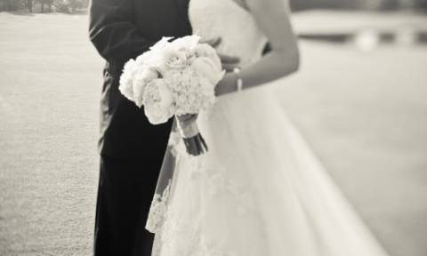 Μύκονος: O γαμπρός έπαθε σοκ... η νύφη πήγε στο γάμο με... (δείτε το video)