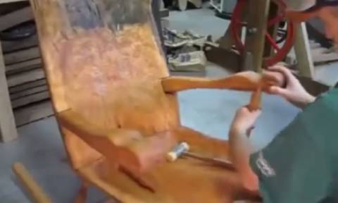 Πήρε ξύλα και έφτιαξε μια χειροποίητη κουνιστή καρέκλα (video)